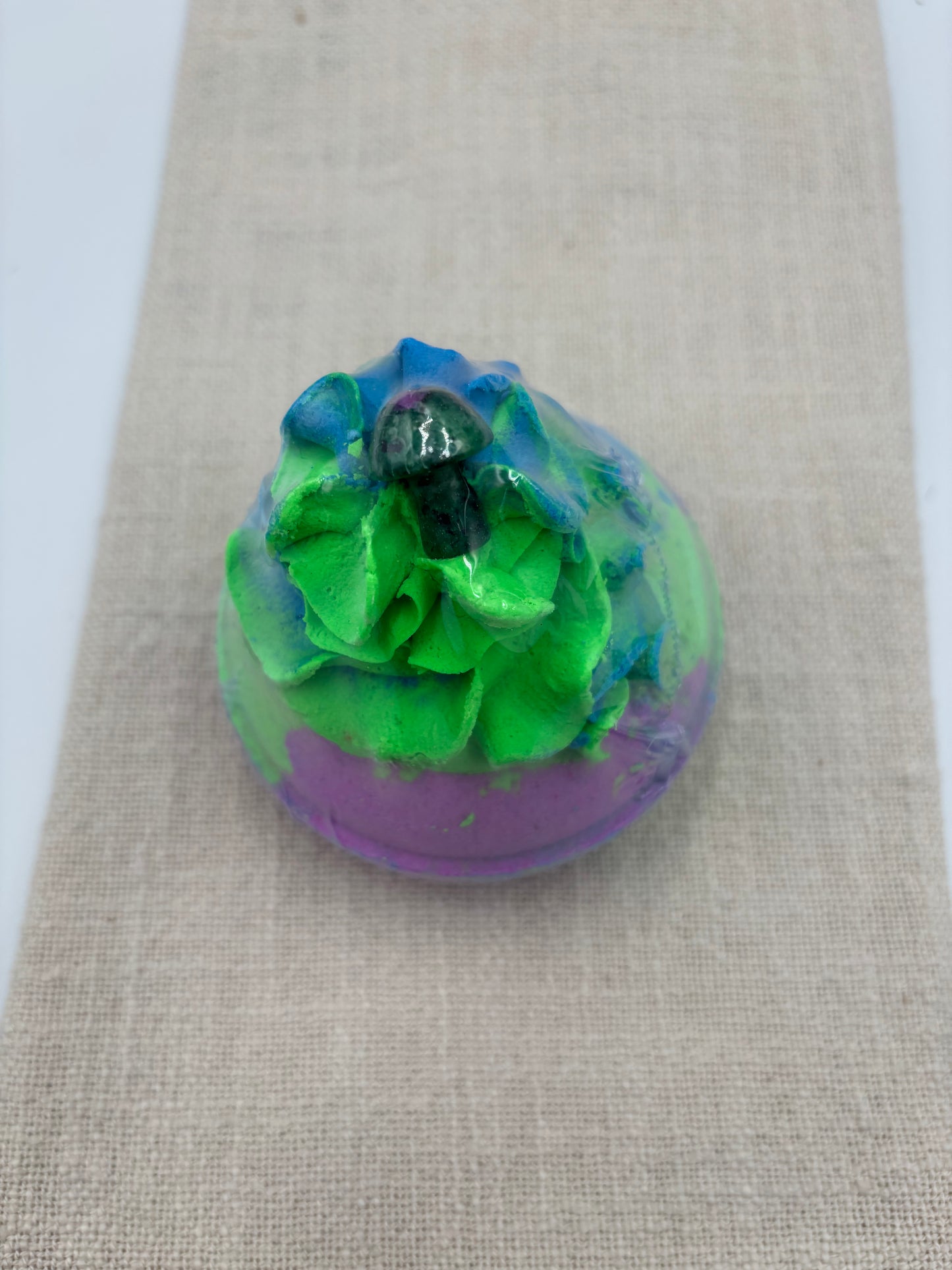 Bath Bomb W bubble frosting Grape Bubblegum